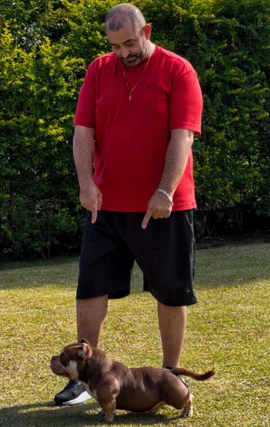 Fabio Kairos ao lado do Rascal, no gramado